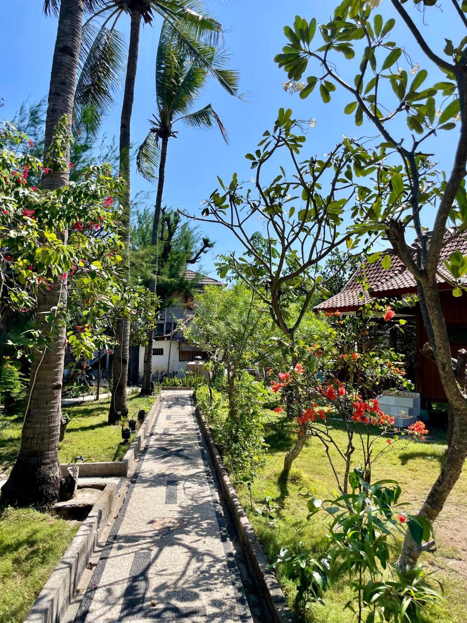 The Exile Sunsetpoint Hotel Gili Trawangan Exterior photo